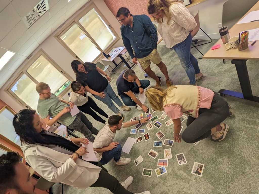 Exercice d’intelligence collective pendant un atelier valeurs d'entreprise pour renforcer la cohérence interne